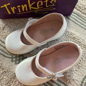 Brand new little girls Trinkets white patent dress shoes size 5